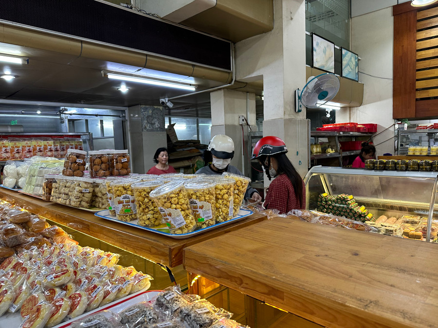 Người dân mua các sản phẩm tại cơ sở bánh mì Hà Nội - TP Buôn Ma Thuột.