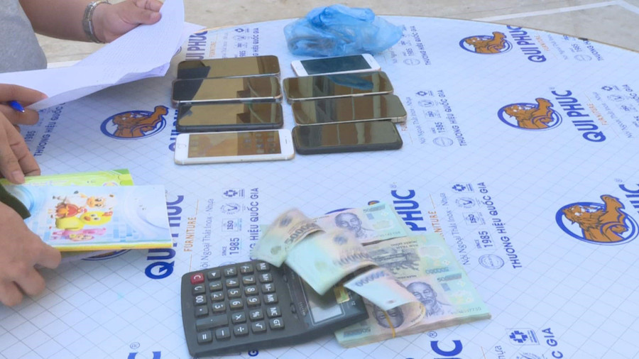 Tang vật do Công an thu giữ trong đường dây đánh bạc liên tỉnh (ảnh: SĐ). Tang vật do Công an thu giữ trong đường dây đánh bạc liên tỉnh (ảnh: SĐ).