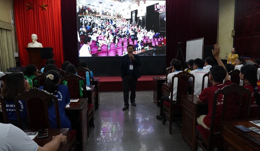 Kỳ thi Olympic Vật lý luôn tạo được sức hấp dẫn đối với các bạn trẻ. Kỳ thi Olympic Vật lý luôn tạo được sức hấp dẫn đối với các bạn trẻ.