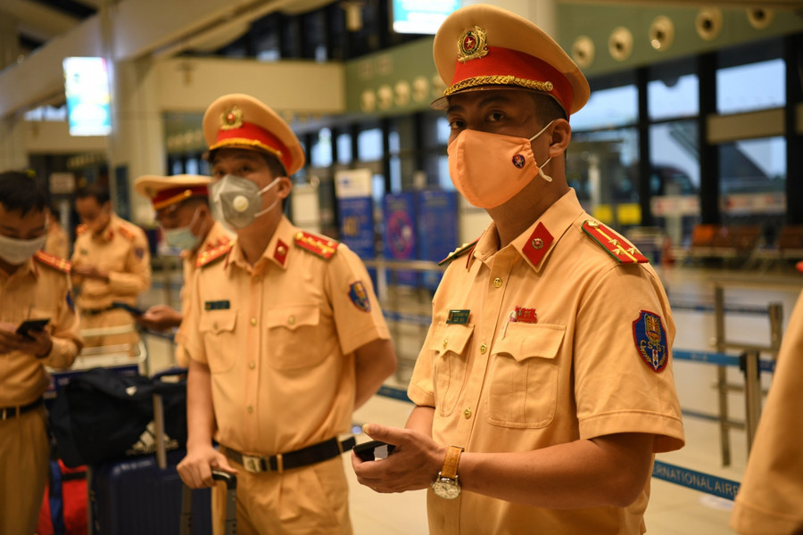 Đồng chí Cục trưởng đã gửi lời chia sẻ, động viên tinh thần đến từng CBCS tham gia nhiệm vụ lần này và mong muốn mỗi người phải hết sức cố gắng giữ gìn sức khỏe, khắc phục khó khăn, thiếu thốn về cơ sở vật chất và giữ an toàn cho bản thân trong khi thực hiện nhiệm vụ, để sớm trở về trong chiến thắng.