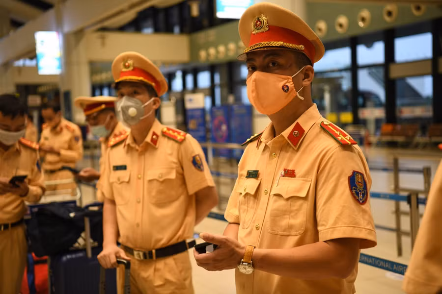 Đồng chí Cục trưởng đã gửi lời chia sẻ, động viên tinh thần đến từng CBCS tham gia nhiệm vụ lần này và mong muốn mỗi người phải hết sức cố gắng giữ gìn sức khỏe, khắc phục khó khăn, thiếu thốn về cơ sở vật chất và giữ an toàn cho bản thân trong khi thực hiện nhiệm vụ, để sớm trở về trong chiến thắng.