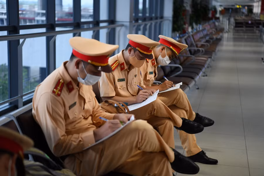 37 CBCS Cục CSGT tăng cường phòng chống dịch tại TP.Hồ Chí Minh lần này đều đảm bảo về sức khỏe, được tiêm phòng đủ 02 mũi vac-xin, xét nghiệm âm tính, một số đồng chí đã xung phong lên đường nhận nhiệm vụ. Đây là hoạt động hưởng ứng lời kêu gọi của Tổng Bí thư, chỉ đạo của Thủ tướng Chính phủ và lãnh đạo Bộ Công an về huy động tổng lực phòng chống dịch Covid-19.