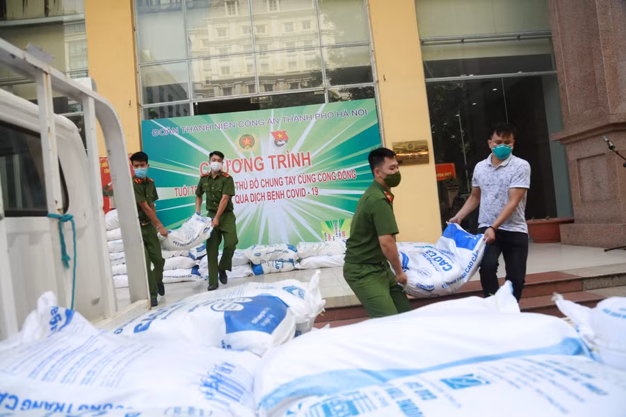 Đây là đợt hỗ trợ thứ 3 được tuổi trẻ công an Thủ đô triển khai chỉ trong vòng 1 tuần. Kể từ ngày 14/8 đến nay, Đoàn thanh niên Công an TP Hà Nội đã tổ chức trao hơn 40 tấn lương thực, nhu yếu phẩm tặng hàng nghìn người dân trên địa bàn Thủ đô.