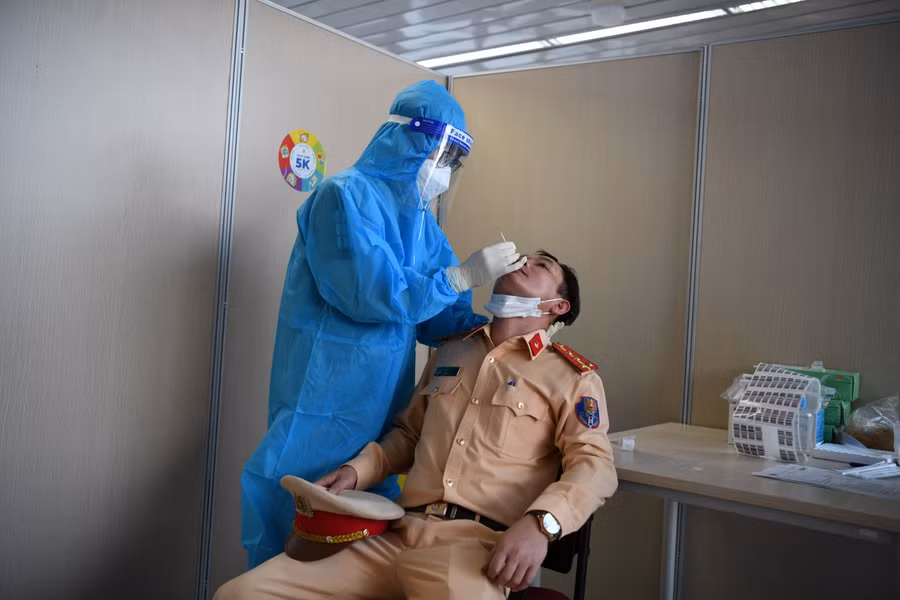 Đúng 8h sáng chuyến bay của Hãng hàng không Quốc gia Việt Nam đã cất cánh đưa các CBCS CSGT vào TP. Hồ Chí Minh thực hiện nhiệm vụ.