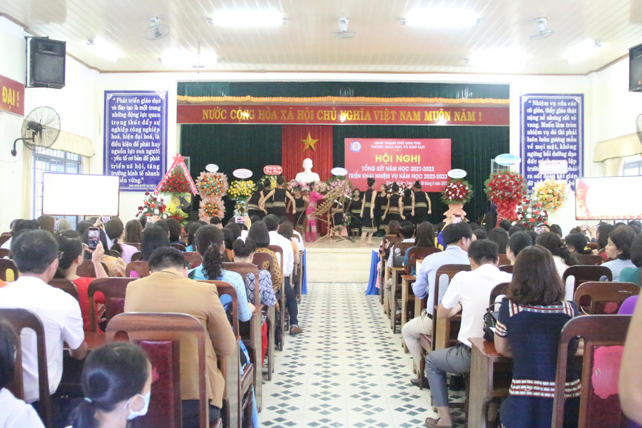 Hàng trăm giáo viên, học sinh tham gia Hội nghị tổng kết năm học 2021-2022 và triển khai phương hướng, nhiệm vụ, giải pháp năm học 2022-2023.