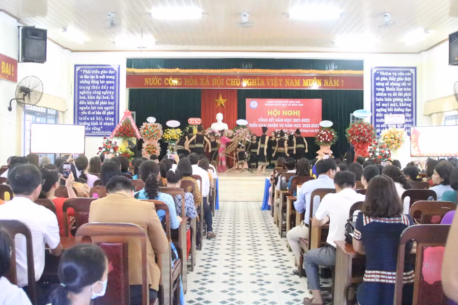 Hàng trăm giáo viên, học sinh tham gia Hội nghị tổng kết năm học 2021-2022 và triển khai phương hướng, nhiệm vụ, giải pháp năm học 2022-2023.