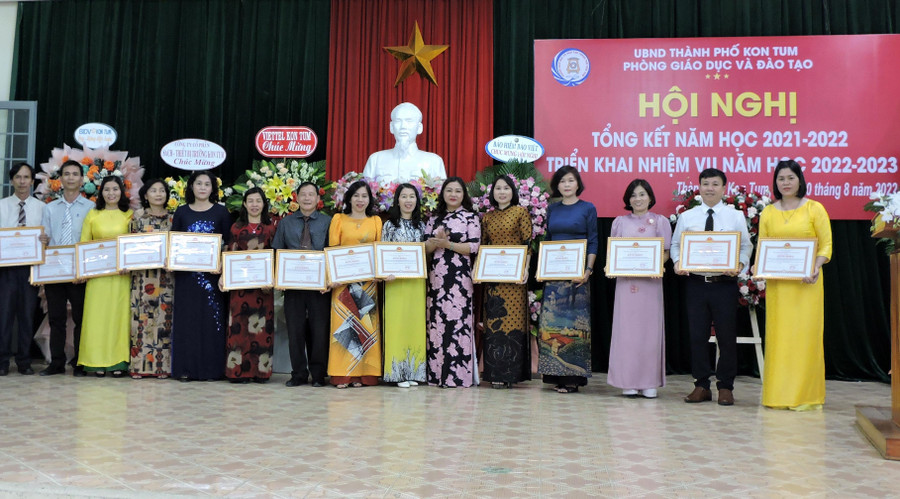 Những tập thể đạt thành tích xuất sắc trong năm học 2021-2022 được nhận Bằng khen của Chủ tịch UBND tỉnh Kon Tum.