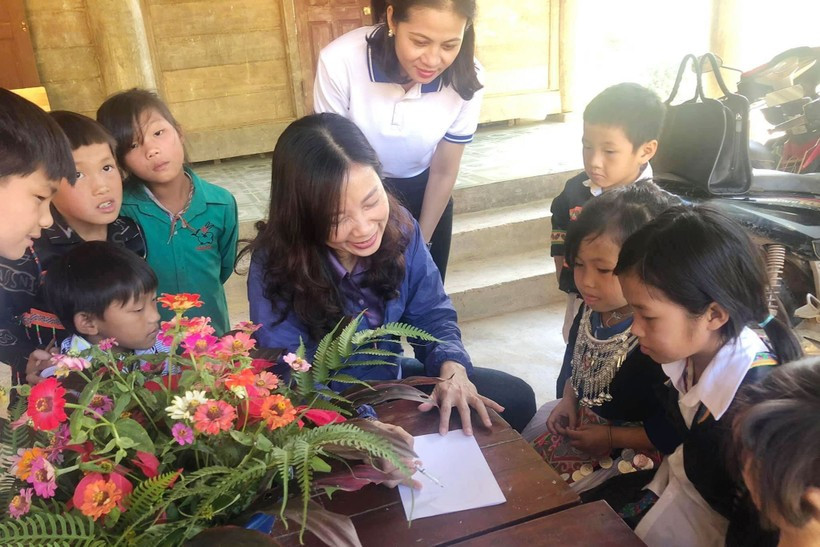 Cô Võ Thị Tuyết Chinh - Phó Trưởng phòng GD&ĐT huyện Tương Dương, Nghệ An cùng học sinh dân tộc thiểu số trên địa bàn. Ảnh: NVCC Cô Võ Thị Tuyết Chinh - Phó Trưởng phòng GD&ĐT huyện Tương Dương, Nghệ An cùng học sinh dân tộc thiểu số trên địa bàn. Ảnh: NVCC