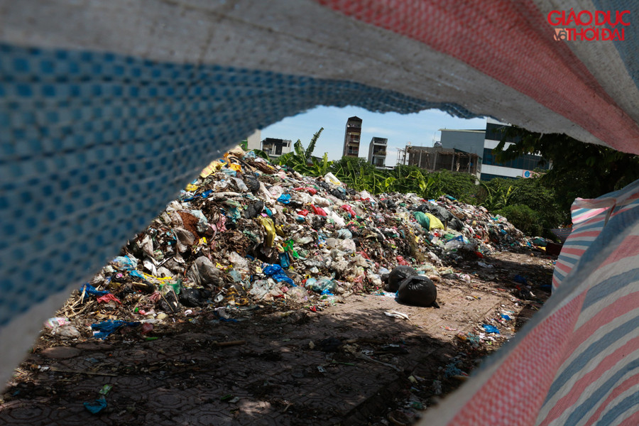 Nhiều chỗ bạt quây còn bị rách lớn