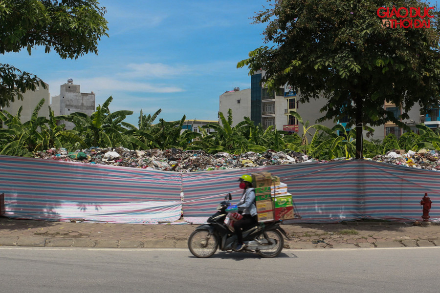 Cạnh khu dân cư, sát đường, nhưng chỉ được "lấp mắt" bằng tấm bạt