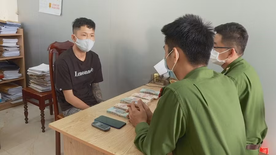 Đối tượng Nguyễn Tiến Hùng tại cơ quan Công an (ảnh: CACC).