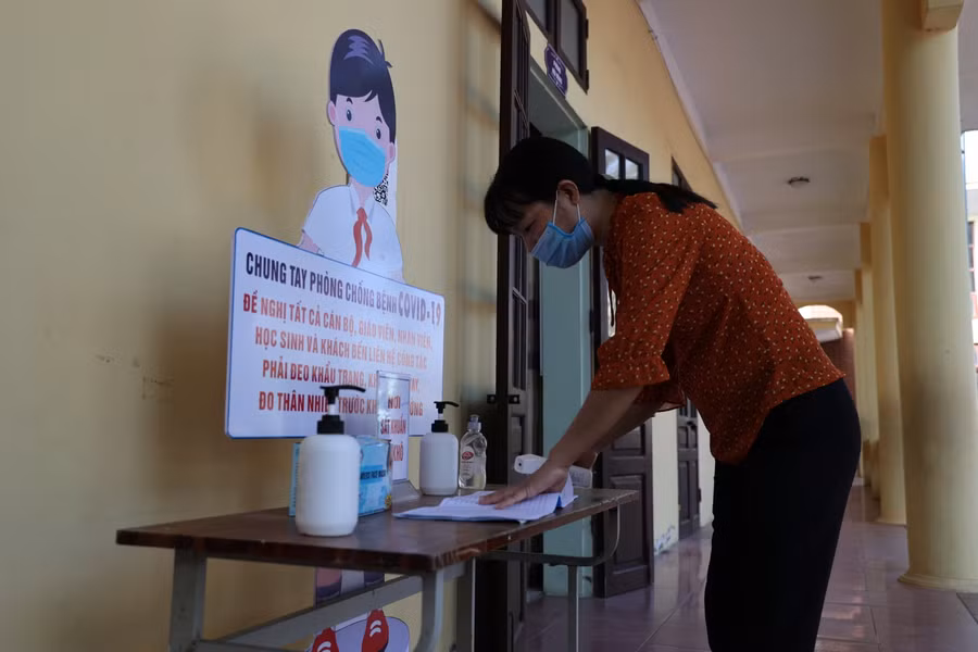 Để chuẩn bị tốt cho ngày đón học sinh quay lại trường, nước rửa tay, khẩu trang, khẩu hiệu cũng đã được nhà trường chuẩn bị kỹ càng.