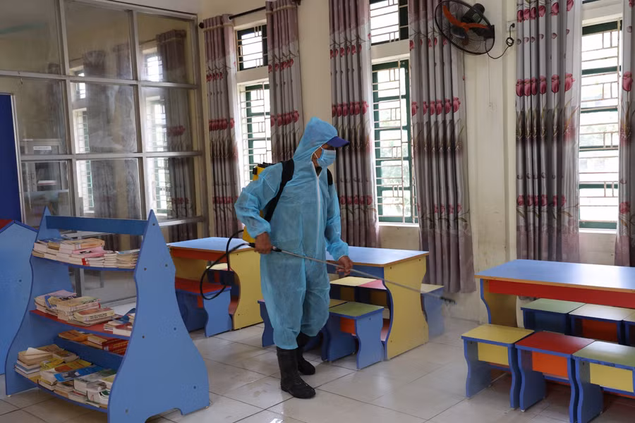 Bà Dương Thị Kim Dung, Hiệu trưởng Trường tiểu học Ngọc Tảo cho biết, đến thời điểm hiện tại, toàn bộ học sinh và giáo viên nhà trường đều đảm bảo về sức khỏe để trở lại trường.