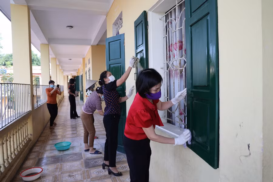 Để chuẩn bị đón học sinh trở lại, những ngày cuối tuần nhà trường đã tổng vệ sinh toàn bộ khuôn viên nhà trường.
