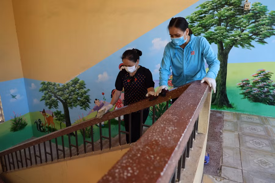 Từ trong lớp đến hàng lang, lan can cầu thang đều được vệ sinh bằng dung dịch sát khuẩn.