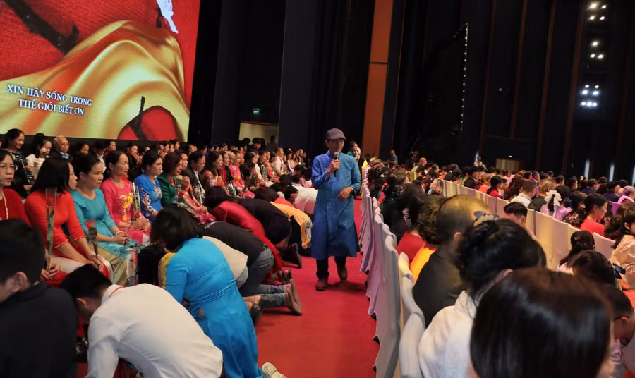 Hơn 500 người con đã nói lời yêu thương, xin lỗi, biết ơn cha mẹ, vợ chồng giãi bày tình yêu, sẻ chia… trước sự chứng kiến gần 4.000 người. Hơn 500 người con đã nói lời yêu thương, xin lỗi, biết ơn cha mẹ, vợ chồng giãi bày tình yêu, sẻ chia… trước sự chứng kiến gần 4.000 người.