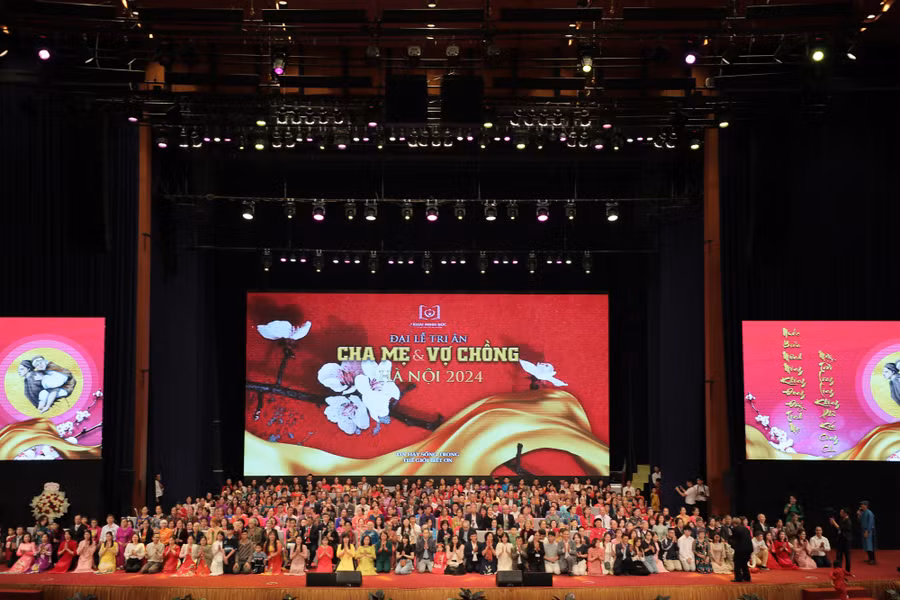 Các gia đình tham gia chương trình tri ân cha mẹ. Các gia đình tham gia chương trình tri ân cha mẹ.