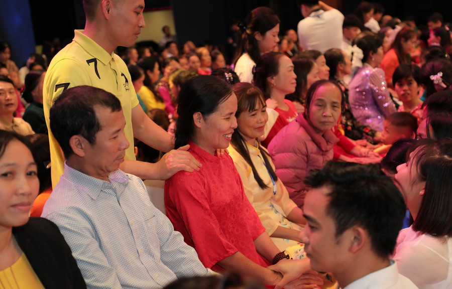 Những lời xin lỗi, yêu thương được con cái giãi bày với bố mẹ. Những lời xin lỗi, yêu thương được con cái giãi bày với bố mẹ.