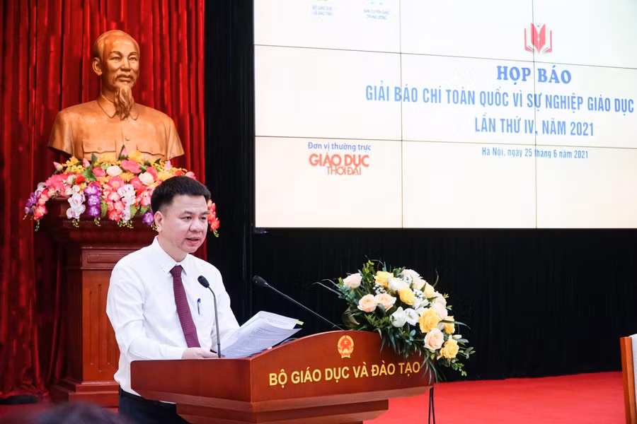 Nhà báo Triệu Ngọc Lâm, Tổng Biên tập Báo Giáo dục và Thời đại, Trưởng ban Tổ chức - thông tin về thể lệ Giải năm nay.