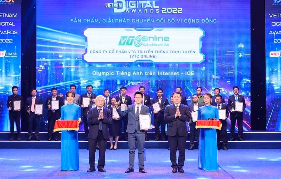 Ông Lê Việt Hòa – Giám đốc Công ty cổ phần VTC Truyền thông trực tuyến nhận Giải thưởng chuyển đổi số Việt Nam 2022.