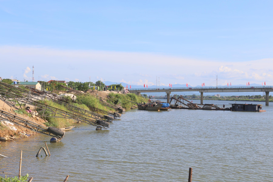 Các băng chuyền phục vụ vận chuyển cát từ thuyền lên bãi tập kết.