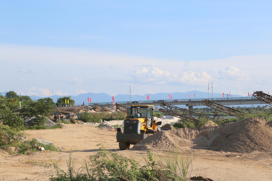 Bãi tập kết cát nằm gần với Bến thả hoa Thành Cổ - địa điểm tâm linh, tri ân liệt sĩ.