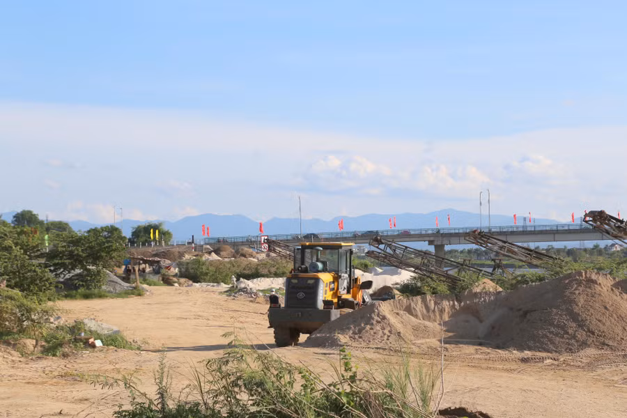 Bãi tập kết cát nằm gần với Bến thả hoa Thành Cổ - địa điểm tâm linh, tri ân liệt sĩ.