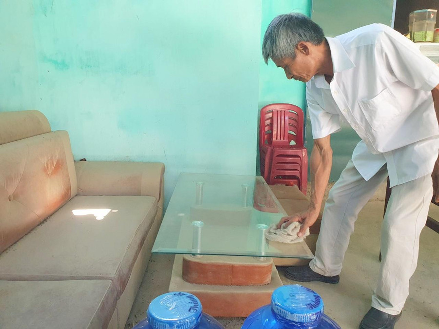 Nhiều vật dụng, đồ dùng trong nhà ông Huy phủ đầy bụi.