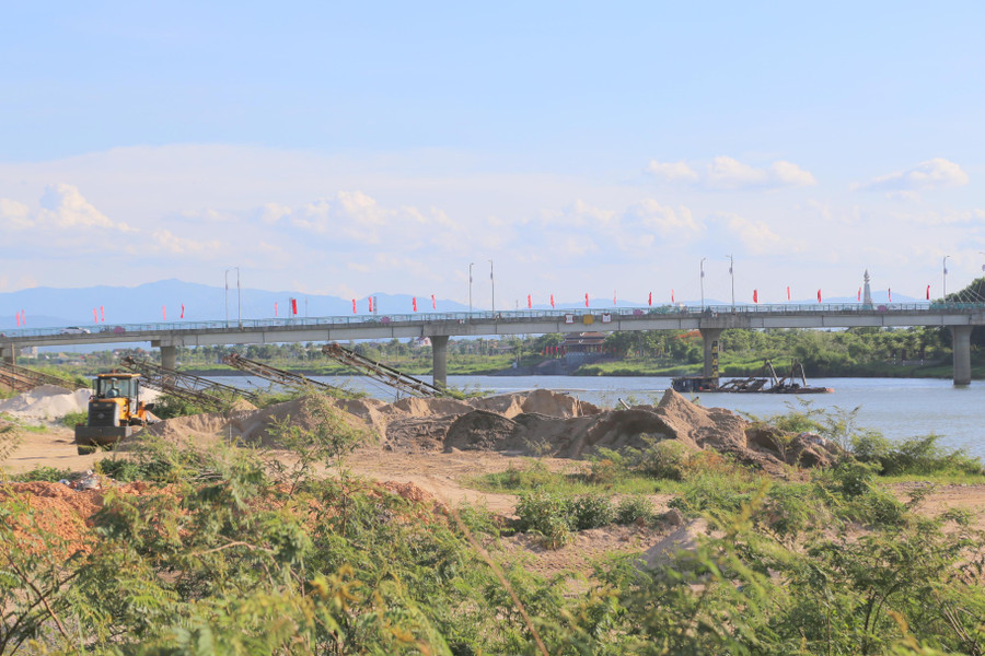 Bãi tập kết cát sỏi không phép nhìn về phía cầu Thành cổ.