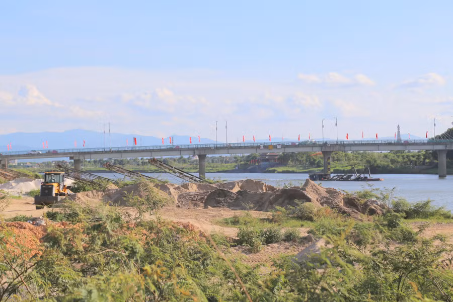 Bãi tập kết cát sỏi không phép nhìn về phía cầu Thành cổ.