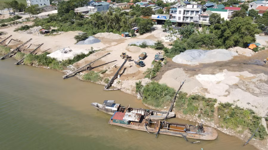 Bãi tập kết cát trái phép công khai hoạt động nhiều năm.