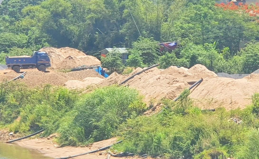 Hàng ngày, nhiều phương tiện ra vào chở cát gây ô nhiễm môi trường, cuộc sống người dân bị đảo lộn.