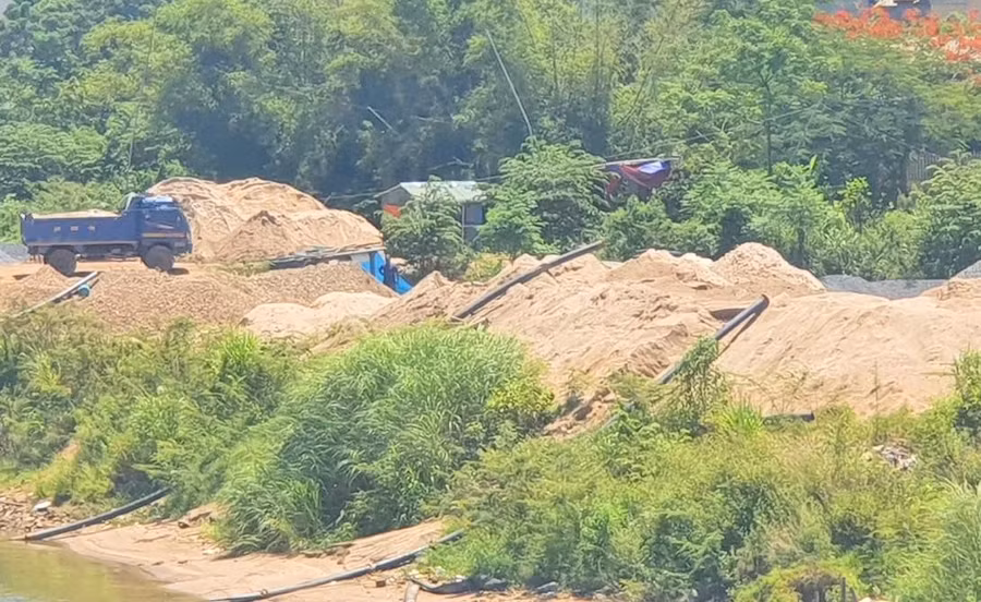 Hàng ngày, nhiều phương tiện ra vào chở cát gây ô nhiễm môi trường, cuộc sống người dân bị đảo lộn.