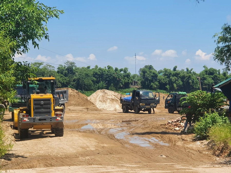 Nhiều phương tiện di chuyển vào bãi tập kết để chở cát đi nơi khác.