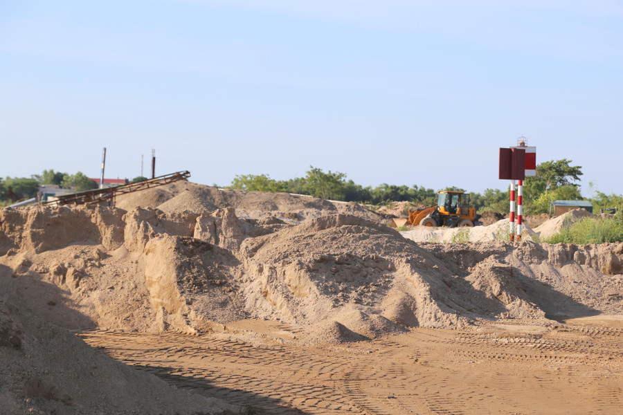 Cát được hút từ các nơi đưa về tập kết bên sông Thạch Hãn.