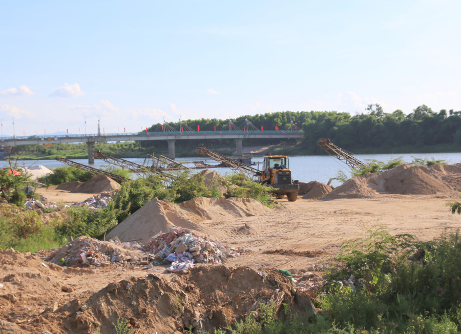 Bất chấp mọi quy định, không có giấy phép, không nằm trong khu vực quy hoạch nhưng các hộ kinh doanh vẫn tập kết cát sỏi.