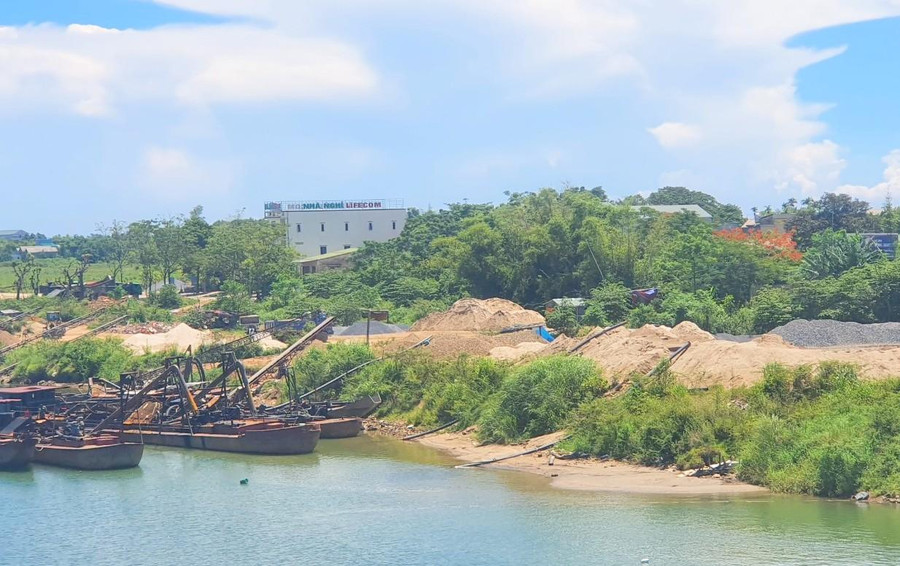 Hàng loạt bãi tập kết cát sỏi hoạt động không phép bên bờ sông Thạch Hãn.
