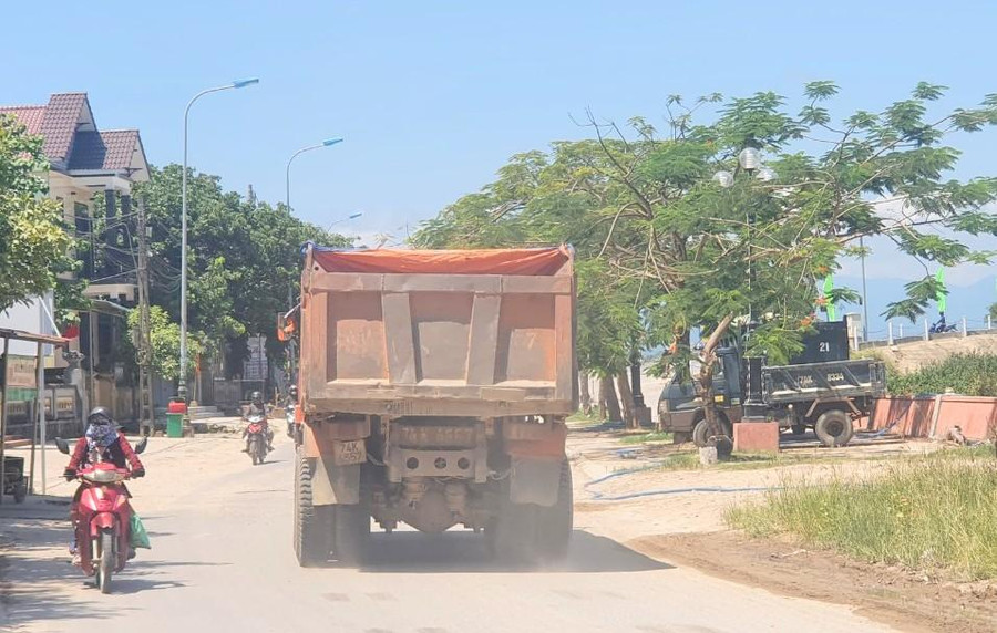 Người dân sinh sống bên tuyến đường này luôn bất an vì phương tiện chở cát gây rơi vãi, tiềm ẩn nguy cơ gây tai nạn.