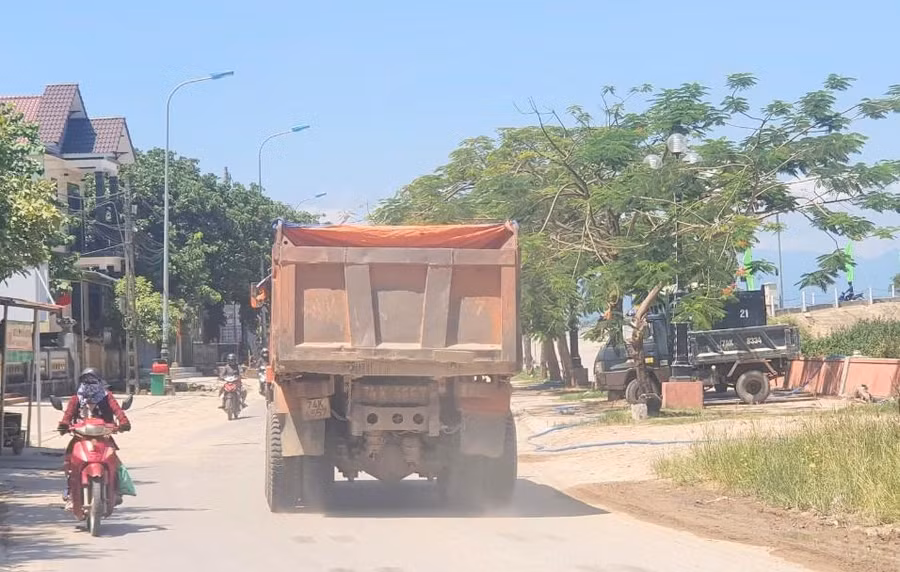 Người dân sinh sống bên tuyến đường này luôn bất an vì phương tiện chở cát gây rơi vãi, tiềm ẩn nguy cơ gây tai nạn.