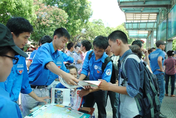 Đoàn viên, sinh viên tình nguyện Trường ĐH Kinh tế Quốc dân tham gia tiếp sức mùa thi