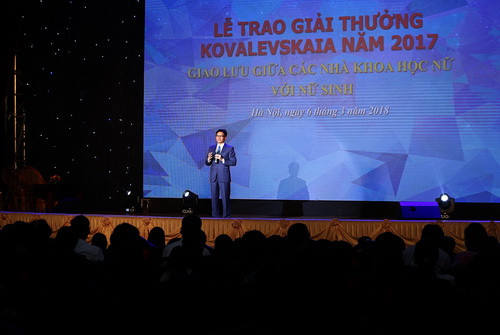 Phó Thủ tướng Vũ Đức Đam trò chuyện với nữ sinh viên, những nhà khoa học nữ tương lai. Ảnh: VGP Phó Thủ tướng Vũ Đức Đam trò chuyện với nữ sinh viên, những nhà khoa học nữ tương lai. Ảnh: VGP