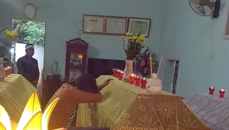 Người thân xót xa trước vụ tai nạn cướp đi 3 người trong một gia đình. Người thân xót xa trước vụ tai nạn cướp đi 3 người trong một gia đình.