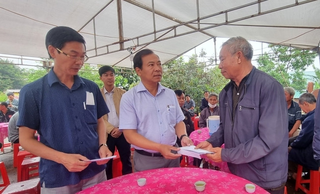 Ban An toàn giao thông tỉnh đến thăm hỏi, động viên và hỗ trợ gia đình nạn nhân. Ban An toàn giao thông tỉnh đến thăm hỏi, động viên và hỗ trợ gia đình nạn nhân.
