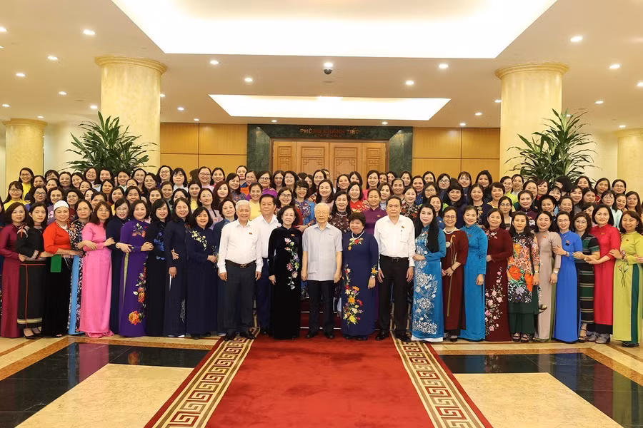 Tổng Bí thư Nguyễn Phú Trọng và các lãnh đạo Đảng, Nhà nước chụp ảnh cùng các nữ đại biểu Quốc hội. Ảnh: TTXVN