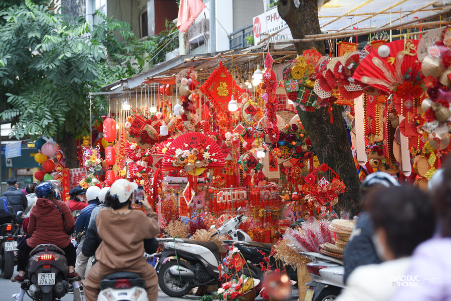 Phố Hàng Mã, Lương Văn Can, Hàng Lược... rực rỡ với màu sắc của đèn lồng, dây trang trí, dây đèn cá chép, câu đối đỏ, decal dán kính, dán tường.