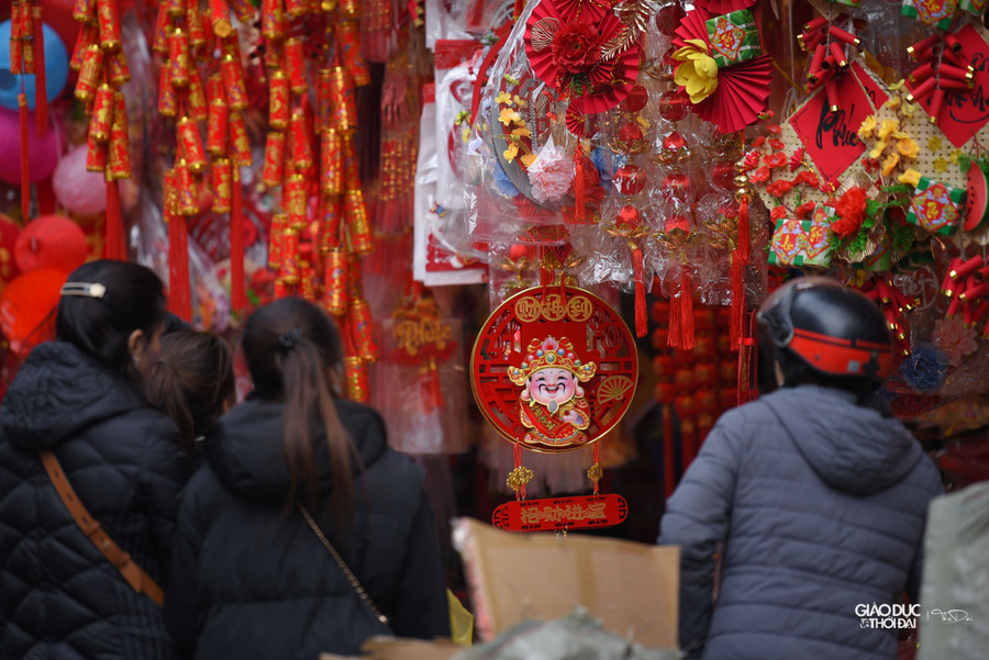 Năm nay, mẫu mã sản phẩm đồ trang trí Tết phong phú đa dạng và được cải tiến hơn. Câu đối, hình ảnh trang trí, đèn lồng, bao lì xì... đều được làm cẩn thận, in sắc nét, thiết kế bắt mắt.