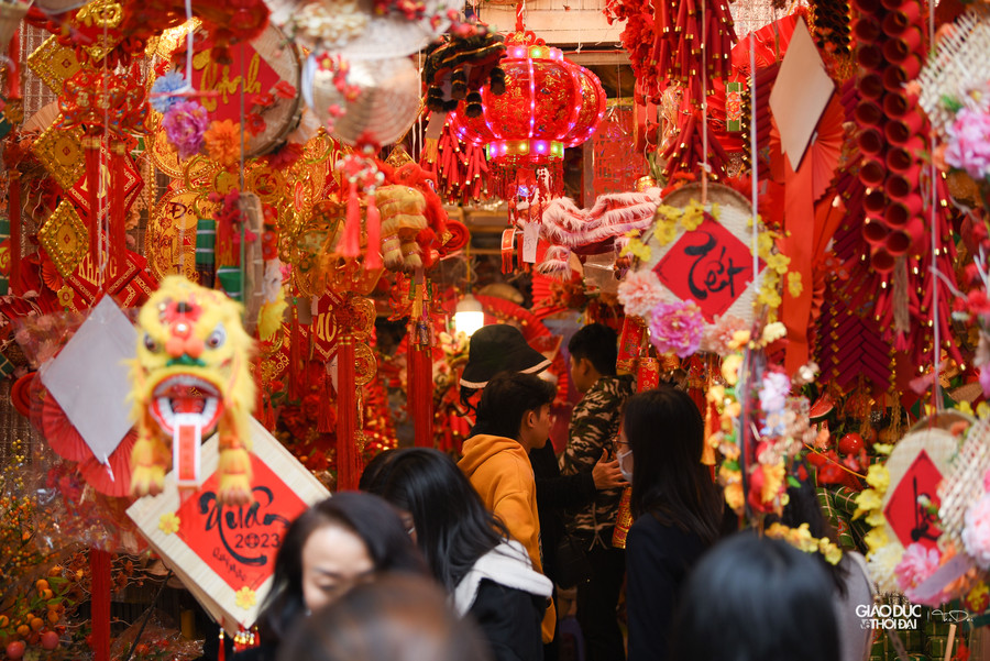 Đông đúc khách đến chọn mua đồ trang trí Tết.