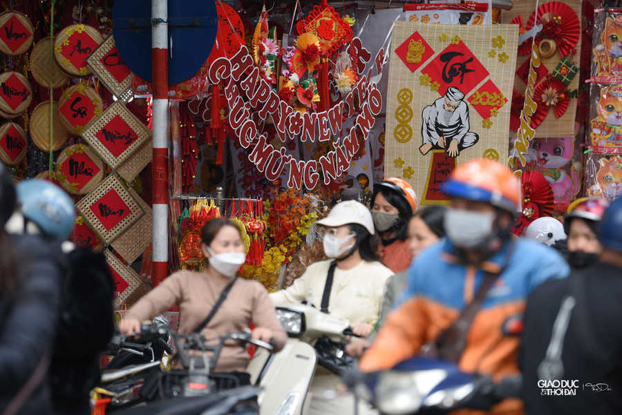 Sắc màu Tết trên phố Hàng Mã. Tại tuyến phố này vào ngày 15 tháng chạp sẽ diễn ra chợ hoa Tết.