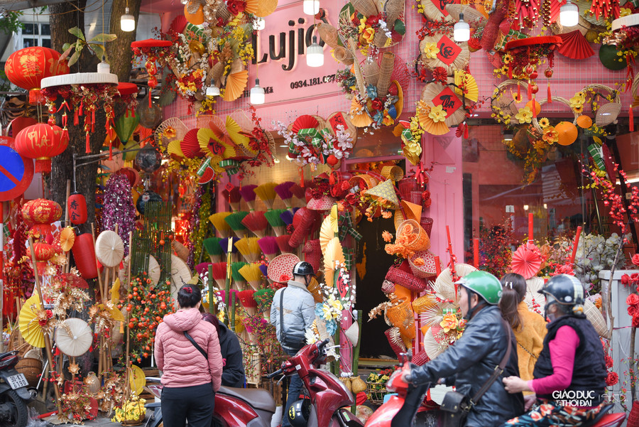 Phố Hà Nội ngập tràn không khí Tết trong sắc vàng và đỏ.