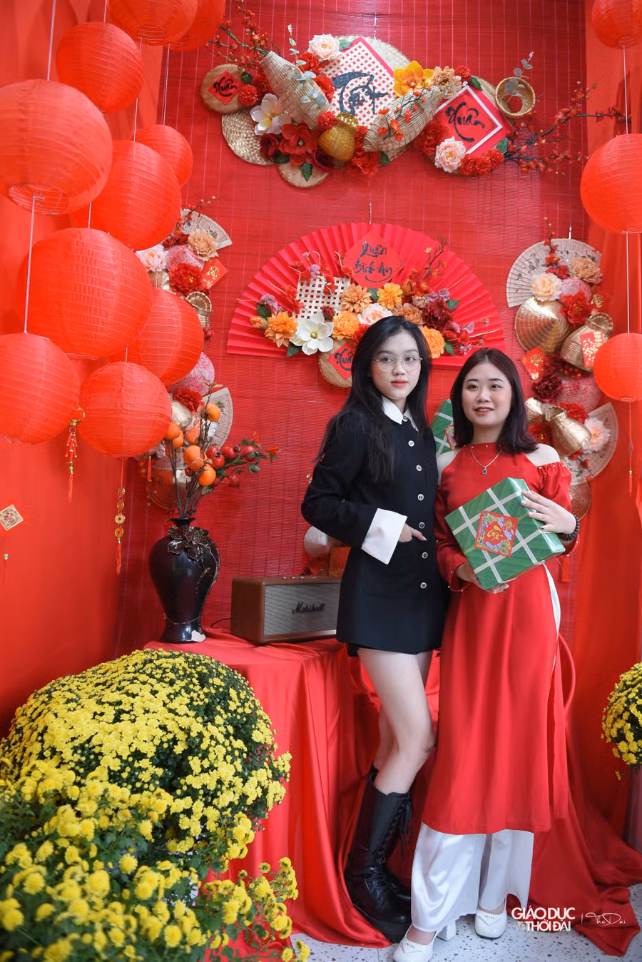 Nhiều khách hàng đã lựa chọn những quán đã trang trí không gian Tết để đến check-in.